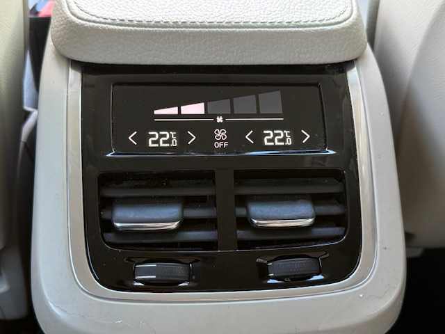 ボルボ ＸＣ９０ T5 AWD モーメンタム 大阪府 2016(平28)年 6.3万km クリスタルホワイトP /禁煙車//9インチタッチスクリーンナビ/・FM・AM・CD・フルセグTV・Applecarplay・AndroidAuto//本革シート(ブロンド)//前席シートヒーター//アダプティブクルーズコントロール//レーンキープエイド//ブラインドスポットインフォシステム//ロードサインインフォメーション//ドライブアラートコントロール//フロント・サイド・バック・全方位カメラ//LEDヘッドライト//フルアクティブハイビーム//ハンズフリーパワーバックドア//ルーフレール//前後ドラレコ//保証書//取扱説明書//スペアキー