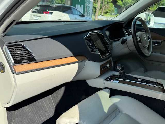 ボルボ ＸＣ９０ T5 AWD モーメンタム 大阪府 2016(平28)年 6.3万km クリスタルホワイトP /禁煙車//9インチタッチスクリーンナビ/・FM・AM・CD・フルセグTV・Applecarplay・AndroidAuto//本革シート(ブロンド)//前席シートヒーター//アダプティブクルーズコントロール//レーンキープエイド//ブラインドスポットインフォシステム//ロードサインインフォメーション//ドライブアラートコントロール//フロント・サイド・バック・全方位カメラ//LEDヘッドライト//フルアクティブハイビーム//ハンズフリーパワーバックドア//ルーフレール//前後ドラレコ//保証書//取扱説明書//スペアキー