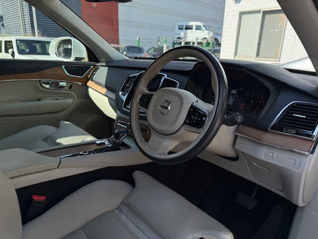 ボルボ ＸＣ９０ T5 AWD モーメンタム 大阪府 2016(平28)年 6.3万km クリスタルホワイトP /禁煙車//9インチタッチスクリーンナビ/・FM・AM・CD・フルセグTV・Applecarplay・AndroidAuto//本革シート(ブロンド)//前席シートヒーター//アダプティブクルーズコントロール//レーンキープエイド//ブラインドスポットインフォシステム//ロードサインインフォメーション//ドライブアラートコントロール//フロント・サイド・バック・全方位カメラ//LEDヘッドライト//フルアクティブハイビーム//ハンズフリーパワーバックドア//ルーフレール//前後ドラレコ//保証書//取扱説明書//スペアキー