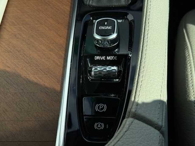 ボルボ ＸＣ９０ T5 AWD モーメンタム 大阪府 2016(平28)年 6.3万km クリスタルホワイトP /禁煙車//9インチタッチスクリーンナビ/・FM・AM・CD・フルセグTV・Applecarplay・AndroidAuto//本革シート(ブロンド)//前席シートヒーター//アダプティブクルーズコントロール//レーンキープエイド//ブラインドスポットインフォシステム//ロードサインインフォメーション//ドライブアラートコントロール//フロント・サイド・バック・全方位カメラ//LEDヘッドライト//フルアクティブハイビーム//ハンズフリーパワーバックドア//ルーフレール//前後ドラレコ//保証書//取扱説明書//スペアキー