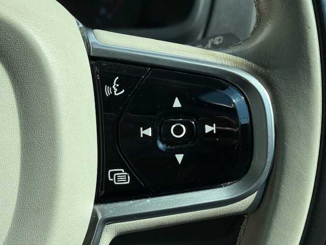 ボルボ ＸＣ９０ T5 AWD モーメンタム 大阪府 2016(平28)年 6.3万km クリスタルホワイトP /禁煙車//9インチタッチスクリーンナビ/・FM・AM・CD・フルセグTV・Applecarplay・AndroidAuto//本革シート(ブロンド)//前席シートヒーター//アダプティブクルーズコントロール//レーンキープエイド//ブラインドスポットインフォシステム//ロードサインインフォメーション//ドライブアラートコントロール//フロント・サイド・バック・全方位カメラ//LEDヘッドライト//フルアクティブハイビーム//ハンズフリーパワーバックドア//ルーフレール//前後ドラレコ//保証書//取扱説明書//スペアキー