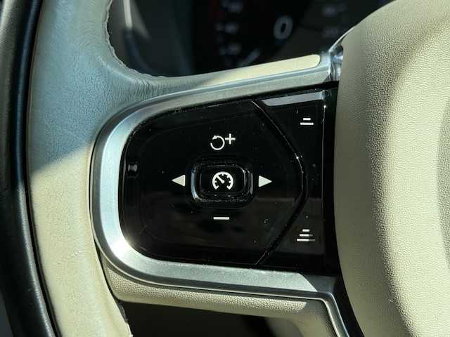 ボルボ ＸＣ９０ T5 AWD モーメンタム 大阪府 2016(平28)年 6.3万km クリスタルホワイトP /禁煙車//9インチタッチスクリーンナビ/・FM・AM・CD・フルセグTV・Applecarplay・AndroidAuto//本革シート(ブロンド)//前席シートヒーター//アダプティブクルーズコントロール//レーンキープエイド//ブラインドスポットインフォシステム//ロードサインインフォメーション//ドライブアラートコントロール//フロント・サイド・バック・全方位カメラ//LEDヘッドライト//フルアクティブハイビーム//ハンズフリーパワーバックドア//ルーフレール//前後ドラレコ//保証書//取扱説明書//スペアキー