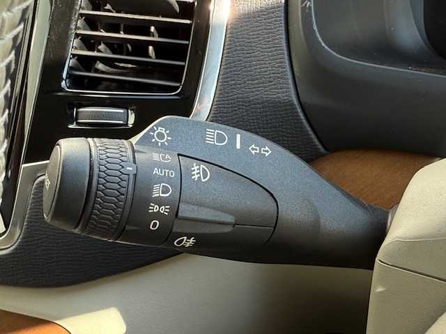 ボルボ ＸＣ９０ T5 AWD モーメンタム 大阪府 2016(平28)年 6.3万km クリスタルホワイトP /禁煙車//9インチタッチスクリーンナビ/・FM・AM・CD・フルセグTV・Applecarplay・AndroidAuto//本革シート(ブロンド)//前席シートヒーター//アダプティブクルーズコントロール//レーンキープエイド//ブラインドスポットインフォシステム//ロードサインインフォメーション//ドライブアラートコントロール//フロント・サイド・バック・全方位カメラ//LEDヘッドライト//フルアクティブハイビーム//ハンズフリーパワーバックドア//ルーフレール//前後ドラレコ//保証書//取扱説明書//スペアキー
