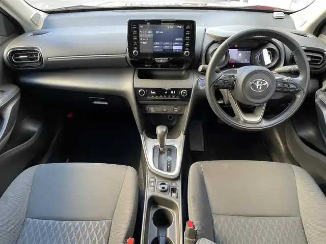 トヨタ ヤリスクロス ハイブリッド G 道央・札幌 2023(令5)年 0.5万km センシュアルレッドマイカ ワンオーナー/純正ナビ(AM/FM/BT/USB)/バックカメラ/全方位モニター/ウィンカーミラー/クルーズコントロール(追従走行あり)/ドアバイザー/プッシュスタート/オートライト/オートマチックハイビーム/フォグランプ/オートブレーキホールド/防眩ミラー/レーンキープアシスト/横滑り防止装置/ダウンヒルアシストコントロール/盗難防止装置/DRIVE MODE/EV MODE/積込冬タイヤ/　　（205/65R16 社外AW 22年製溝7mm）