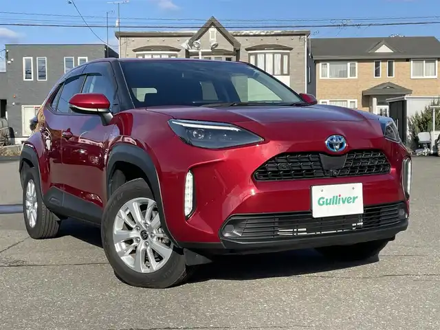 トヨタ ヤリスクロス ハイブリッド G 道央・札幌 2023(令5)年 0.5万km センシュアルレッドマイカ ワンオーナー/純正ナビ(AM/FM/BT/USB)/バックカメラ/全方位モニター/ウィンカーミラー/クルーズコントロール(追従走行あり)/ドアバイザー/プッシュスタート/オートライト/オートマチックハイビーム/フォグランプ/オートブレーキホールド/防眩ミラー/レーンキープアシスト/横滑り防止装置/ダウンヒルアシストコントロール/盗難防止装置/DRIVE MODE/EV MODE/積込冬タイヤ/　　（205/65R16 社外AW 22年製溝7mm）