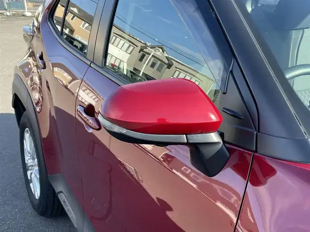 トヨタ ヤリスクロス ハイブリッド G 道央・札幌 2023(令5)年 0.5万km センシュアルレッドマイカ ワンオーナー/純正ナビ(AM/FM/BT/USB)/バックカメラ/全方位モニター/ウィンカーミラー/クルーズコントロール(追従走行あり)/ドアバイザー/プッシュスタート/オートライト/オートマチックハイビーム/フォグランプ/オートブレーキホールド/防眩ミラー/レーンキープアシスト/横滑り防止装置/ダウンヒルアシストコントロール/盗難防止装置/DRIVE MODE/EV MODE/積込冬タイヤ/　　（205/65R16 社外AW 22年製溝7mm）