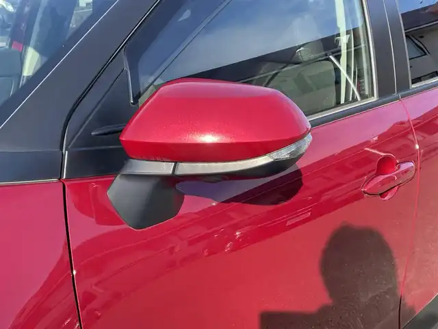 トヨタ ヤリスクロス ハイブリッド G 道央・札幌 2023(令5)年 0.5万km センシュアルレッドマイカ ワンオーナー/純正ナビ(AM/FM/BT/USB)/バックカメラ/全方位モニター/ウィンカーミラー/クルーズコントロール(追従走行あり)/ドアバイザー/プッシュスタート/オートライト/オートマチックハイビーム/フォグランプ/オートブレーキホールド/防眩ミラー/レーンキープアシスト/横滑り防止装置/ダウンヒルアシストコントロール/盗難防止装置/DRIVE MODE/EV MODE/積込冬タイヤ/　　（205/65R16 社外AW 22年製溝7mm）