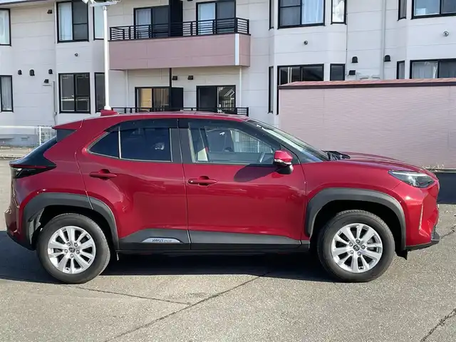 トヨタ ヤリスクロス ハイブリッド G 道央・札幌 2023(令5)年 0.5万km センシュアルレッドマイカ ワンオーナー/純正ナビ(AM/FM/BT/USB)/バックカメラ/全方位モニター/ウィンカーミラー/クルーズコントロール(追従走行あり)/ドアバイザー/プッシュスタート/オートライト/オートマチックハイビーム/フォグランプ/オートブレーキホールド/防眩ミラー/レーンキープアシスト/横滑り防止装置/ダウンヒルアシストコントロール/盗難防止装置/DRIVE MODE/EV MODE/積込冬タイヤ/　　（205/65R16 社外AW 22年製溝7mm）