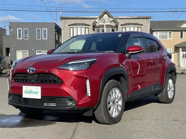 トヨタ ヤリスクロス ハイブリッド G 道央・札幌 2023(令5)年 0.5万km センシュアルレッドマイカ ワンオーナー/純正ナビ(AM/FM/BT/USB)/バックカメラ/全方位モニター/ウィンカーミラー/クルーズコントロール(追従走行あり)/ドアバイザー/プッシュスタート/オートライト/オートマチックハイビーム/フォグランプ/オートブレーキホールド/防眩ミラー/レーンキープアシスト/横滑り防止装置/ダウンヒルアシストコントロール/盗難防止装置/DRIVE MODE/EV MODE/積込冬タイヤ/　　（205/65R16 社外AW 22年製溝7mm）