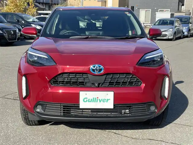 トヨタ ヤリスクロス ハイブリッド G 道央・札幌 2023(令5)年 0.5万km センシュアルレッドマイカ ワンオーナー/純正ナビ(AM/FM/BT/USB)/バックカメラ/全方位モニター/ウィンカーミラー/クルーズコントロール(追従走行あり)/ドアバイザー/プッシュスタート/オートライト/オートマチックハイビーム/フォグランプ/オートブレーキホールド/防眩ミラー/レーンキープアシスト/横滑り防止装置/ダウンヒルアシストコントロール/盗難防止装置/DRIVE MODE/EV MODE/積込冬タイヤ/　　（205/65R16 社外AW 22年製溝7mm）