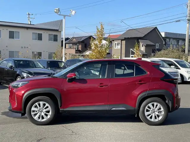 トヨタ ヤリスクロス ハイブリッド G 道央・札幌 2023(令5)年 0.5万km センシュアルレッドマイカ ワンオーナー/純正ナビ(AM/FM/BT/USB)/バックカメラ/全方位モニター/ウィンカーミラー/クルーズコントロール(追従走行あり)/ドアバイザー/プッシュスタート/オートライト/オートマチックハイビーム/フォグランプ/オートブレーキホールド/防眩ミラー/レーンキープアシスト/横滑り防止装置/ダウンヒルアシストコントロール/盗難防止装置/DRIVE MODE/EV MODE/積込冬タイヤ/　　（205/65R16 社外AW 22年製溝7mm）