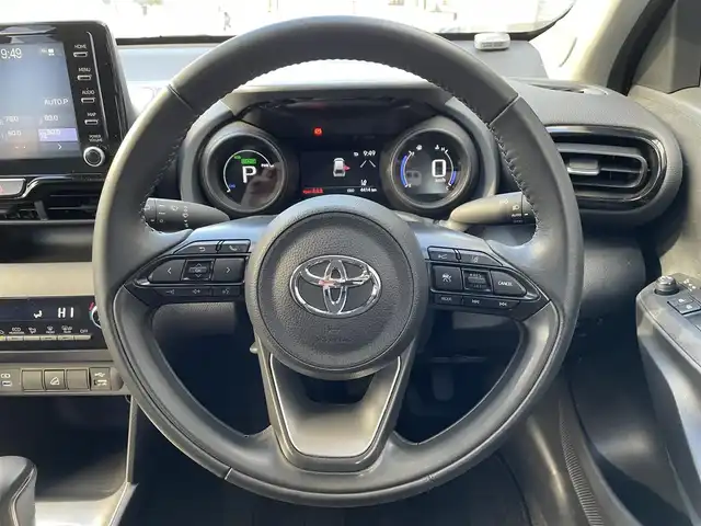 トヨタ ヤリスクロス ハイブリッド G 道央・札幌 2023(令5)年 0.5万km センシュアルレッドマイカ ワンオーナー/純正ナビ(AM/FM/BT/USB)/バックカメラ/全方位モニター/ウィンカーミラー/クルーズコントロール(追従走行あり)/ドアバイザー/プッシュスタート/オートライト/オートマチックハイビーム/フォグランプ/オートブレーキホールド/防眩ミラー/レーンキープアシスト/横滑り防止装置/ダウンヒルアシストコントロール/盗難防止装置/DRIVE MODE/EV MODE/積込冬タイヤ/　　（205/65R16 社外AW 22年製溝7mm）