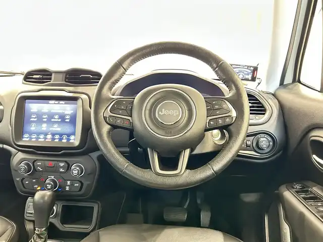クライスラー・ジープ ジープ レネゲード リミテッド 福岡県 2020(令2)年 4.3万km 白 黒革　/ＡＣＣ／ＢＳＭ　/純正ナビ／ＴＶ　/Ｂｌｕｅｔｏｏｔｈ　/Ｂカメラ　/前席パワーシート　/シートヒーター　/ＡＳＳＵＲＡ（ＡＲ－２）セーフティーレーダー　/社外１７インチＡＷ（純正ＡＷあり） /オートライト