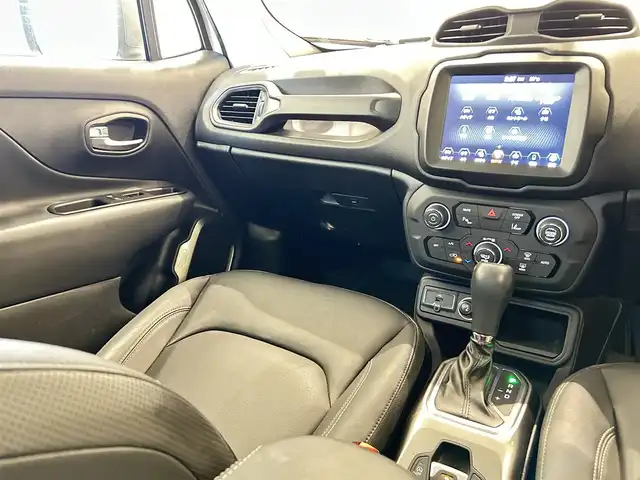 クライスラー・ジープ ジープ レネゲード リミテッド 福岡県 2020(令2)年 4.3万km 白 黒革　/ＡＣＣ／ＢＳＭ　/純正ナビ／ＴＶ　/Ｂｌｕｅｔｏｏｔｈ　/Ｂカメラ　/前席パワーシート　/シートヒーター　/ＡＳＳＵＲＡ（ＡＲ－２）セーフティーレーダー　/社外１７インチＡＷ（純正ＡＷあり） /オートライト