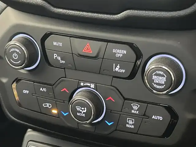 クライスラー・ジープ ジープ レネゲード リミテッド 福岡県 2020(令2)年 4.3万km 白 黒革　/ＡＣＣ／ＢＳＭ　/純正ナビ／ＴＶ　/Ｂｌｕｅｔｏｏｔｈ　/Ｂカメラ　/前席パワーシート　/シートヒーター　/ＡＳＳＵＲＡ（ＡＲ－２）セーフティーレーダー　/社外１７インチＡＷ（純正ＡＷあり） /オートライト