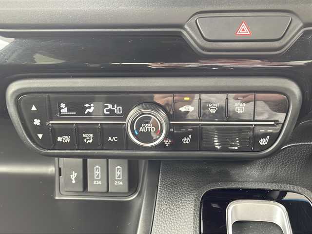 ホンダ Ｎ ＢＯＸ カスタム L ターボ 愛知県 2022(令4)年 2.6万km プラチナホワイトパール /純正ナビ//バックカメラ//フルセグTV・Bluetooth・CD・DVD・AM・FM・AUX//前後ドライブレコーダー//両側パワースライドドア//前席シートヒーター//ハーフレザーシート//アダプティブクルーズコントロール//電子パーキング//オートブレーキホールド//ETC2.0//オートリトラクトミラー//チップアップ＆ダイブダウン機構付スライドリアシート//革巻きステアリング//ステアリングスイッチ//パドルシフト//パーキングセンサーシステム//コンビニフック付きシートバックテーブル//純正フロアマット//保証書・取扱説明書・スペアキー有//ホンダセンシング/・衝突軽減ブレーキ/・誤発進抑制機能/・歩行者事故低減ステアリング/・路外逸脱抑制機能/・車線維持支援システム/・先行車発進お知らせ機能/・標識認識機能/・後方誤発進抑制機能