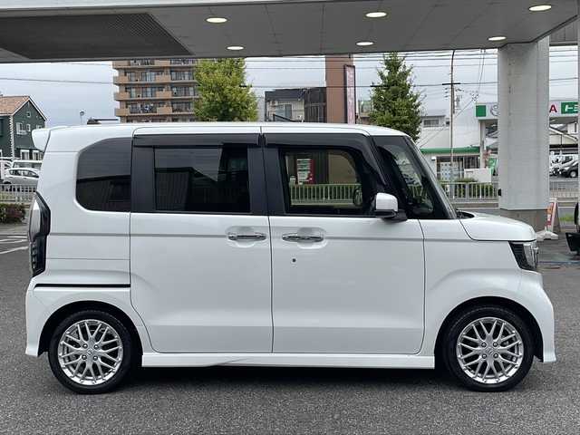 ホンダ Ｎ ＢＯＸ カスタム L ターボ 愛知県 2022(令4)年 2.6万km プラチナホワイトパール /純正ナビ//バックカメラ//フルセグTV・Bluetooth・CD・DVD・AM・FM・AUX//前後ドライブレコーダー//両側パワースライドドア//前席シートヒーター//ハーフレザーシート//アダプティブクルーズコントロール//電子パーキング//オートブレーキホールド//ETC2.0//オートリトラクトミラー//チップアップ＆ダイブダウン機構付スライドリアシート//革巻きステアリング//ステアリングスイッチ//パドルシフト//パーキングセンサーシステム//コンビニフック付きシートバックテーブル//純正フロアマット//保証書・取扱説明書・スペアキー有//ホンダセンシング/・衝突軽減ブレーキ/・誤発進抑制機能/・歩行者事故低減ステアリング/・路外逸脱抑制機能/・車線維持支援システム/・先行車発進お知らせ機能/・標識認識機能/・後方誤発進抑制機能