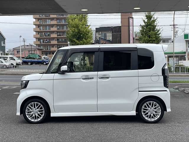 ホンダ Ｎ ＢＯＸ カスタム L ターボ 愛知県 2022(令4)年 2.6万km プラチナホワイトパール /純正ナビ//バックカメラ//フルセグTV・Bluetooth・CD・DVD・AM・FM・AUX//前後ドライブレコーダー//両側パワースライドドア//前席シートヒーター//ハーフレザーシート//アダプティブクルーズコントロール//電子パーキング//オートブレーキホールド//ETC2.0//オートリトラクトミラー//チップアップ＆ダイブダウン機構付スライドリアシート//革巻きステアリング//ステアリングスイッチ//パドルシフト//パーキングセンサーシステム//コンビニフック付きシートバックテーブル//純正フロアマット//保証書・取扱説明書・スペアキー有//ホンダセンシング/・衝突軽減ブレーキ/・誤発進抑制機能/・歩行者事故低減ステアリング/・路外逸脱抑制機能/・車線維持支援システム/・先行車発進お知らせ機能/・標識認識機能/・後方誤発進抑制機能
