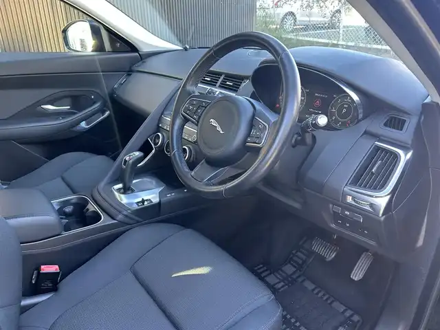 ジャガー Ｅペース 福岡県 2018(平30)年 4.7万km 黒 アダプティブクルーズコントロール/レーンキープアシスト/ブラインドスポットモニター/純正ナビ/Bluetooth/全方位カメラ　/ステアリングスイッチ/オートライト　/リアフォグランプ　/オートワイパー　/走行モード　/純正１７インチアルミホイール/ETC/保証書/スペアキー×1