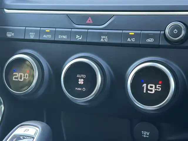 ジャガー Ｅペース 福岡県 2018(平30)年 4.7万km 黒 アダプティブクルーズコントロール/レーンキープアシスト/ブラインドスポットモニター/純正ナビ/Bluetooth/全方位カメラ　/ステアリングスイッチ/オートライト　/リアフォグランプ　/オートワイパー　/走行モード　/純正１７インチアルミホイール/ETC/保証書/スペアキー×1