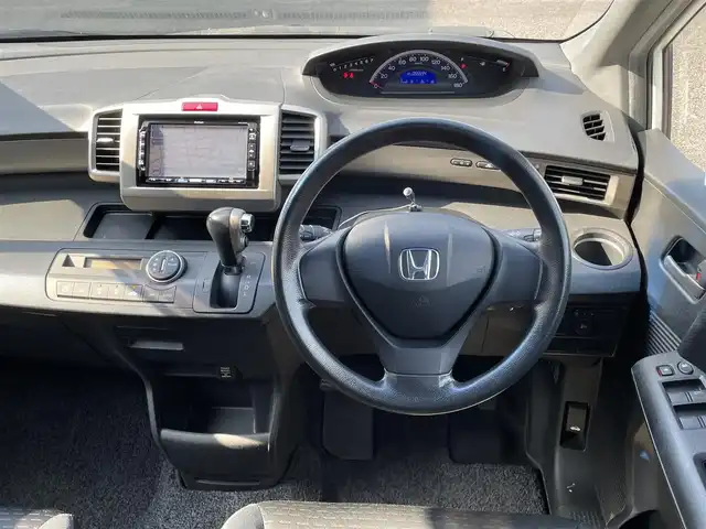 ホンダ フリード スパイク G エアロ 大分県 2011(平23)年 5.6万km プレミアムホワイトパール ワンオーナー/純正HDDナビ VXH-112VJ/　　【ワンセグ/DVD】/純正15インチアルミホイール/HIDヘッドライト/オートライト/チルトステアリング/リアプライバシーガラス/ドアバイザー/フロアマット/電動格納ミラー/Wエアバッグ/ABS/キーレス×2/保証書/車両取説/ナビ取説