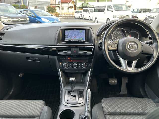 マツダ ＣＸ－５ XD 埼玉県 2013(平25)年 13.4万km ジェットブラックマイカ ・社外ナビBT、フルセグTV、/・バックカメラ/・プッシュスタート/・ETC/・空気圧センサー/・トラクションコントロール/・アイドリングストップ/・純正フロアマット/・ステアリングスイッチ/【メーカーオプション】/・ディスチャージパッケージ/ディスチャージパッケージの内容/ディスチャージヘッドランプ（ハイ／ロービーム：オートレベリング［光軸調整］機構付／バイキセノン）＋アダプティブ・フロントライティング・システム＋オートライトシステム＋レインセンサーワイパ―（フロント）感度調整式