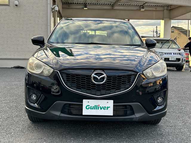 マツダ ＣＸ－５ XD 埼玉県 2013(平25)年 13.4万km ジェットブラックマイカ ・社外ナビBT、フルセグTV、/・バックカメラ/・プッシュスタート/・ETC/・空気圧センサー/・トラクションコントロール/・アイドリングストップ/・純正フロアマット/・ステアリングスイッチ/【メーカーオプション】/・ディスチャージパッケージ/ディスチャージパッケージの内容/ディスチャージヘッドランプ（ハイ／ロービーム：オートレベリング［光軸調整］機構付／バイキセノン）＋アダプティブ・フロントライティング・システム＋オートライトシステム＋レインセンサーワイパ―（フロント）感度調整式