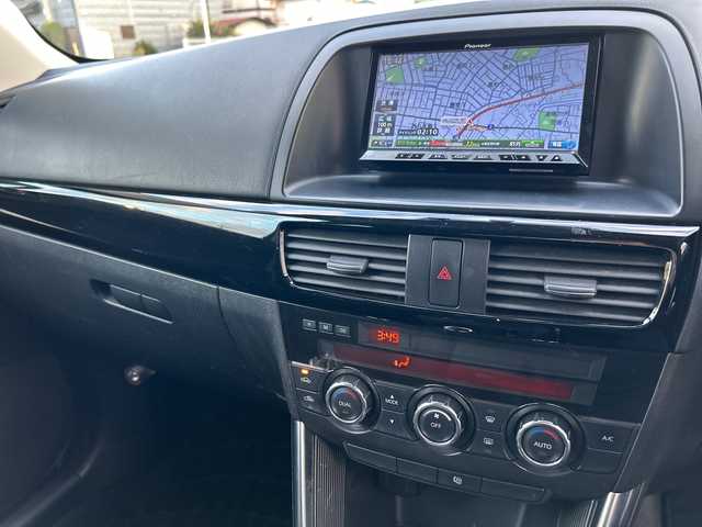 マツダ ＣＸ－５ XD 埼玉県 2013(平25)年 13.4万km ジェットブラックマイカ ・社外ナビBT、フルセグTV、/・バックカメラ/・プッシュスタート/・ETC/・空気圧センサー/・トラクションコントロール/・アイドリングストップ/・純正フロアマット/・ステアリングスイッチ/【メーカーオプション】/・ディスチャージパッケージ/ディスチャージパッケージの内容/ディスチャージヘッドランプ（ハイ／ロービーム：オートレベリング［光軸調整］機構付／バイキセノン）＋アダプティブ・フロントライティング・システム＋オートライトシステム＋レインセンサーワイパ―（フロント）感度調整式