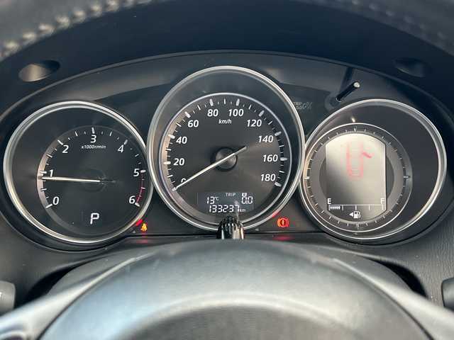 マツダ ＣＸ－５ XD 埼玉県 2013(平25)年 13.4万km ジェットブラックマイカ ・社外ナビBT、フルセグTV、/・バックカメラ/・プッシュスタート/・ETC/・空気圧センサー/・トラクションコントロール/・アイドリングストップ/・純正フロアマット/・ステアリングスイッチ/【メーカーオプション】/・ディスチャージパッケージ/ディスチャージパッケージの内容/ディスチャージヘッドランプ（ハイ／ロービーム：オートレベリング［光軸調整］機構付／バイキセノン）＋アダプティブ・フロントライティング・システム＋オートライトシステム＋レインセンサーワイパ―（フロント）感度調整式