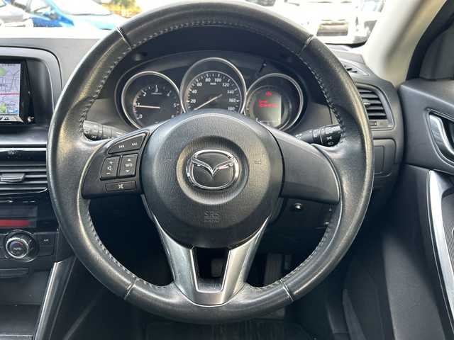 マツダ ＣＸ－５ XD 埼玉県 2013(平25)年 13.4万km ジェットブラックマイカ ・社外ナビBT、フルセグTV、/・バックカメラ/・プッシュスタート/・ETC/・空気圧センサー/・トラクションコントロール/・アイドリングストップ/・純正フロアマット/・ステアリングスイッチ/【メーカーオプション】/・ディスチャージパッケージ/ディスチャージパッケージの内容/ディスチャージヘッドランプ（ハイ／ロービーム：オートレベリング［光軸調整］機構付／バイキセノン）＋アダプティブ・フロントライティング・システム＋オートライトシステム＋レインセンサーワイパ―（フロント）感度調整式