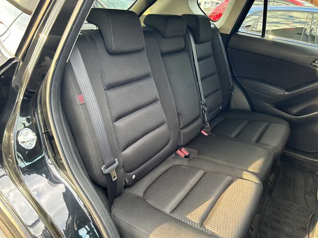 マツダ ＣＸ－５ XD 埼玉県 2013(平25)年 13.4万km ジェットブラックマイカ ・社外ナビBT、フルセグTV、/・バックカメラ/・プッシュスタート/・ETC/・空気圧センサー/・トラクションコントロール/・アイドリングストップ/・純正フロアマット/・ステアリングスイッチ/【メーカーオプション】/・ディスチャージパッケージ/ディスチャージパッケージの内容/ディスチャージヘッドランプ（ハイ／ロービーム：オートレベリング［光軸調整］機構付／バイキセノン）＋アダプティブ・フロントライティング・システム＋オートライトシステム＋レインセンサーワイパ―（フロント）感度調整式