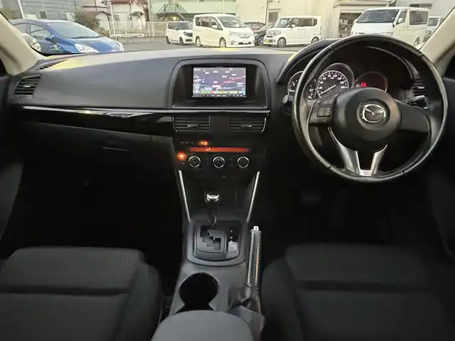 マツダ ＣＸ－５ XD 埼玉県 2013(平25)年 13.4万km ジェットブラックマイカ ・社外ナビBT、フルセグTV、/・バックカメラ/・プッシュスタート/・ETC/・空気圧センサー/・トラクションコントロール/・アイドリングストップ/・純正フロアマット/・ステアリングスイッチ/【メーカーオプション】/・ディスチャージパッケージ/ディスチャージパッケージの内容/ディスチャージヘッドランプ（ハイ／ロービーム：オートレベリング［光軸調整］機構付／バイキセノン）＋アダプティブ・フロントライティング・システム＋オートライトシステム＋レインセンサーワイパ―（フロント）感度調整式