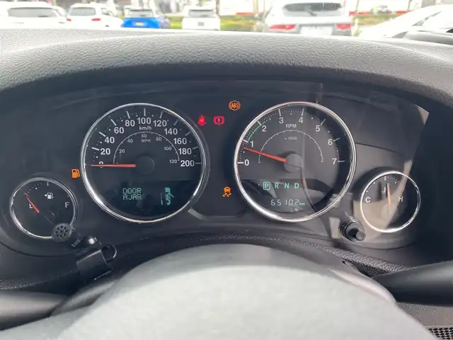 クライスラー・ジープ ジープ ラングラー アンリミテッド サハラ 福岡県 2016(平28)年 6.6万km 黒 ・クルーズコントロール/・社外ＳＤナビ／Ｂｌｕｅｔｏｏｔｈ／ＣＤ／ＤＶＤ/・サイドカメラ/・フルセグ/・社外ＥＴＣ/・純正１７ＡＷ/・オートライト/・保証書/・取扱説明書