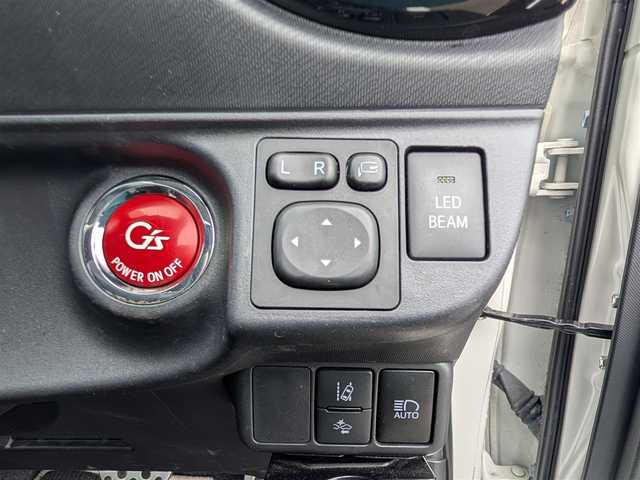 トヨタ アクア G G’s 福井県 2016(平28)年 6万km ライムホワイトパールクリスタルシャイン ワンオーナー車/純正AW付きサマータイヤ積込（一本ゴムなし）/LEDヘッドライト/Fフォグ/ETC/衝突被害軽減システム/クルーズコントロール/バックカメラ/純正ディーラーオプションナビ（CD/DVD/BT）/フルセグテレビ/レーンキープアシスト/横滑り防止装置/アイドリングストップ/純正フロアマット/スマートキー