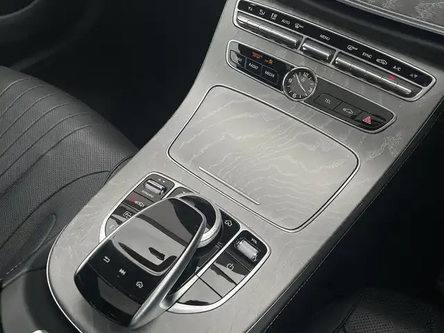 メルセデス・ベンツ ＣＬＳ２２０ｄ スポーツ エクスクルーシブPKG 東京都 2019(平31)年 4.5万km 赤 純正ナビ/革シート/サンルーフ/全方位カメラ/ETC2.0/apple car play/android audio/シートヒーター/エアコン/アダプティブクルーズコントロール/LEDヘッドライト/フルセグTV/電動格納ミラー/Bluetooth接続