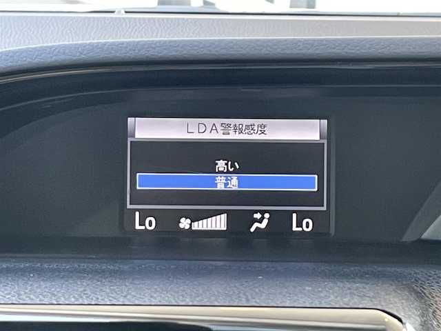 トヨタ エスクァイア Xi 静岡県 2016(平28)年 7.6万km ホワイトパールクリスタルシャイン １オーナー　/福祉車両　/衝突軽減Ｂ　/ＬＫＡ　/純正ナビ　/地デジ　/Ｂカメラ　/両側パワスラ　/ＬＥＤライト　/オートハイビーム　　/フォグランプ　/ＥＴＣ　/純正１５インチＡＷ　/スマートキー　/スペアキー　　/保証書　/取説