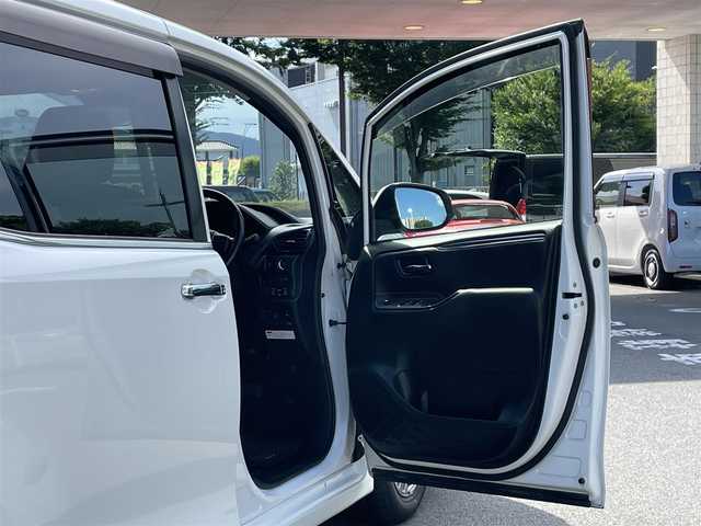 トヨタ エスクァイア Xi 静岡県 2016(平28)年 7.6万km ホワイトパールクリスタルシャイン １オーナー　/福祉車両　/衝突軽減Ｂ　/ＬＫＡ　/純正ナビ　/地デジ　/Ｂカメラ　/両側パワスラ　/ＬＥＤライト　/オートハイビーム　　/フォグランプ　/ＥＴＣ　/純正１５インチＡＷ　/スマートキー　/スペアキー　　/保証書　/取説