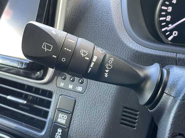 トヨタ エスクァイア Xi 静岡県 2016(平28)年 7.6万km ホワイトパールクリスタルシャイン １オーナー　/福祉車両　/衝突軽減Ｂ　/ＬＫＡ　/純正ナビ　/地デジ　/Ｂカメラ　/両側パワスラ　/ＬＥＤライト　/オートハイビーム　　/フォグランプ　/ＥＴＣ　/純正１５インチＡＷ　/スマートキー　/スペアキー　　/保証書　/取説