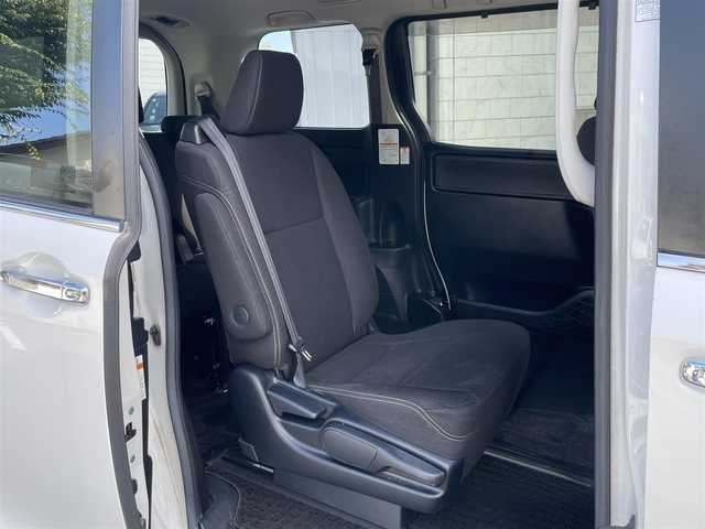 トヨタ エスクァイア Xi 静岡県 2016(平28)年 7.6万km ホワイトパールクリスタルシャイン １オーナー　/福祉車両　/衝突軽減Ｂ　/ＬＫＡ　/純正ナビ　/地デジ　/Ｂカメラ　/両側パワスラ　/ＬＥＤライト　/オートハイビーム　　/フォグランプ　/ＥＴＣ　/純正１５インチＡＷ　/スマートキー　/スペアキー　　/保証書　/取説