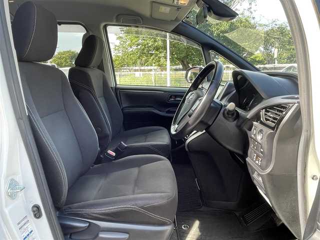 トヨタ エスクァイア Xi 静岡県 2016(平28)年 7.6万km ホワイトパールクリスタルシャイン １オーナー　/福祉車両　/衝突軽減Ｂ　/ＬＫＡ　/純正ナビ　/地デジ　/Ｂカメラ　/両側パワスラ　/ＬＥＤライト　/オートハイビーム　　/フォグランプ　/ＥＴＣ　/純正１５インチＡＷ　/スマートキー　/スペアキー　　/保証書　/取説