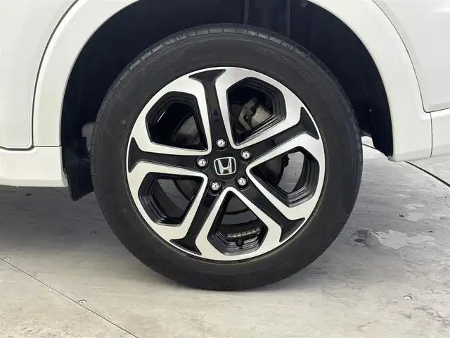ホンダ ヴェゼル ハイブリッド Z ホンダセンシング 福井県 2019(令1)年 5万km プラチナホワイトパール 純正メモリナビ【VXM-195VFEi】/CD/DVD/フルセグTV/Bluetooth/USB/AM/FM/バックカメラ /Honda SENSING/・衝突軽減ブレーキ (CMBS)/・路外逸脱抑制機能/・歩行者事故低減ステアリング/・誤発進抑制機能/・先行車追従機能/・路外逸脱警報/・標識認識機能/アダプティブクルーズコントロール/リバース連動ドアミラー/自動防眩ルームミラー/雨滴検知式フロントワイパー/ハーフレザーシート/シートヒーター /オートライト /LED/フォグランプ/純正ビルトインETC/革巻きステアリング/パドルシフト/ステアリングリモコン/ステアリングチルド機構/ワイパーデアイサー/ルーフレール/純正１７インチアルミ/純正フロアマット