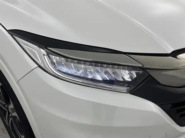ホンダ ヴェゼル ハイブリッド Z ホンダセンシング 福井県 2019(令1)年 5万km プラチナホワイトパール 純正メモリナビ【VXM-195VFEi】/CD/DVD/フルセグTV/Bluetooth/USB/AM/FM/バックカメラ /Honda SENSING/・衝突軽減ブレーキ (CMBS)/・路外逸脱抑制機能/・歩行者事故低減ステアリング/・誤発進抑制機能/・先行車追従機能/・路外逸脱警報/・標識認識機能/アダプティブクルーズコントロール/リバース連動ドアミラー/自動防眩ルームミラー/雨滴検知式フロントワイパー/ハーフレザーシート/シートヒーター /オートライト /LED/フォグランプ/純正ビルトインETC/革巻きステアリング/パドルシフト/ステアリングリモコン/ステアリングチルド機構/ワイパーデアイサー/ルーフレール/純正１７インチアルミ/純正フロアマット