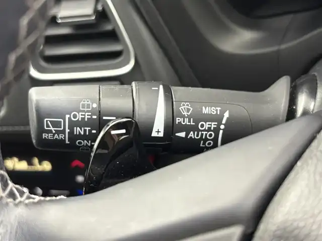 ホンダ ヴェゼル ハイブリッド Z ホンダセンシング 福井県 2019(令1)年 5万km プラチナホワイトパール 純正メモリナビ【VXM-195VFEi】/CD/DVD/フルセグTV/Bluetooth/USB/AM/FM/バックカメラ /Honda SENSING/・衝突軽減ブレーキ (CMBS)/・路外逸脱抑制機能/・歩行者事故低減ステアリング/・誤発進抑制機能/・先行車追従機能/・路外逸脱警報/・標識認識機能/アダプティブクルーズコントロール/リバース連動ドアミラー/自動防眩ルームミラー/雨滴検知式フロントワイパー/ハーフレザーシート/シートヒーター /オートライト /LED/フォグランプ/純正ビルトインETC/革巻きステアリング/パドルシフト/ステアリングリモコン/ステアリングチルド機構/ワイパーデアイサー/ルーフレール/純正１７インチアルミ/純正フロアマット