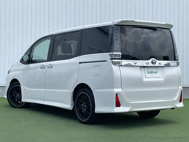 トヨタ ヴォクシー ZS 煌Ⅱ 香川県 2020(令2)年 3.3万km ホワイトパールクリスタルシャイン 登録時走行距離:33072km/ディーラー純正9型ナビ/バックカメラ/ETC/両側パワースライドドア/衝突被害軽減システム/クルーズコントロール/LEDヘッドライト/コーナーセンサー/革巻きステアリング/ステアリングスイッチ/純正フロアマット/社外AW18インチ/スマートキー