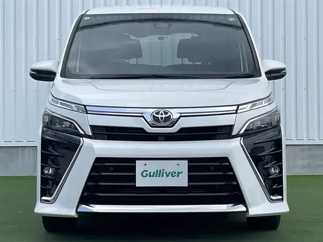 トヨタ ヴォクシー ZS 煌Ⅱ 香川県 2020(令2)年 3.3万km ホワイトパールクリスタルシャイン 登録時走行距離:33072km/ディーラー純正9型ナビ/バックカメラ/ETC/両側パワースライドドア/衝突被害軽減システム/クルーズコントロール/LEDヘッドライト/コーナーセンサー/革巻きステアリング/ステアリングスイッチ/純正フロアマット/社外AW18インチ/スマートキー