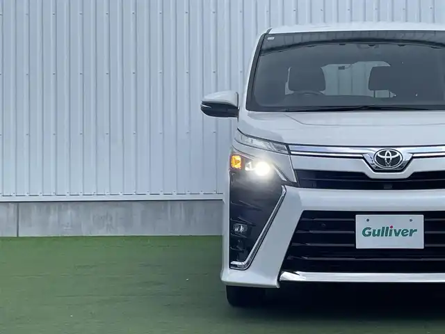 トヨタ ヴォクシー ZS 煌Ⅱ 香川県 2020(令2)年 3.3万km ホワイトパールクリスタルシャイン 登録時走行距離:33072km/ディーラー純正9型ナビ/バックカメラ/ETC/両側パワースライドドア/衝突被害軽減システム/クルーズコントロール/LEDヘッドライト/コーナーセンサー/革巻きステアリング/ステアリングスイッチ/純正フロアマット/社外AW18インチ/スマートキー