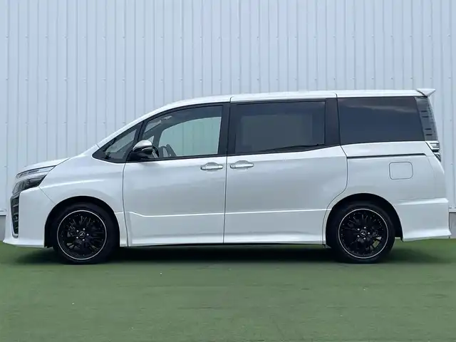 トヨタ ヴォクシー ZS 煌Ⅱ 香川県 2020(令2)年 3.3万km ホワイトパールクリスタルシャイン 登録時走行距離:33072km/ディーラー純正9型ナビ/バックカメラ/ETC/両側パワースライドドア/衝突被害軽減システム/クルーズコントロール/LEDヘッドライト/コーナーセンサー/革巻きステアリング/ステアリングスイッチ/純正フロアマット/社外AW18インチ/スマートキー