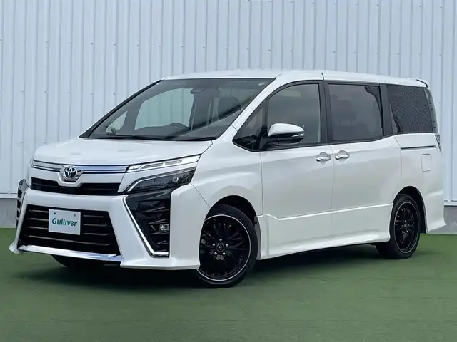 トヨタ ヴォクシー ZS 煌Ⅱ 香川県 2020(令2)年 3.3万km ホワイトパールクリスタルシャイン 登録時走行距離:33072km/ディーラー純正9型ナビ/バックカメラ/ETC/両側パワースライドドア/衝突被害軽減システム/クルーズコントロール/LEDヘッドライト/コーナーセンサー/革巻きステアリング/ステアリングスイッチ/純正フロアマット/社外AW18インチ/スマートキー