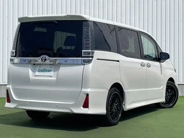 トヨタ ヴォクシー ZS 煌Ⅱ 香川県 2020(令2)年 3.3万km ホワイトパールクリスタルシャイン 登録時走行距離:33072km/ディーラー純正9型ナビ/バックカメラ/ETC/両側パワースライドドア/衝突被害軽減システム/クルーズコントロール/LEDヘッドライト/コーナーセンサー/革巻きステアリング/ステアリングスイッチ/純正フロアマット/社外AW18インチ/スマートキー