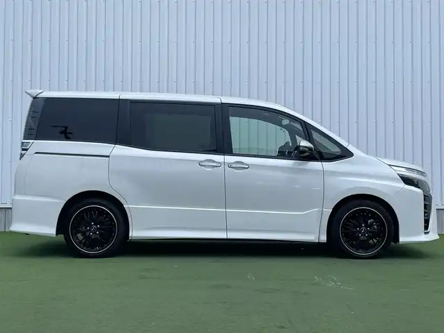 トヨタ ヴォクシー ZS 煌Ⅱ 香川県 2020(令2)年 3.3万km ホワイトパールクリスタルシャイン 登録時走行距離:33072km/ディーラー純正9型ナビ/バックカメラ/ETC/両側パワースライドドア/衝突被害軽減システム/クルーズコントロール/LEDヘッドライト/コーナーセンサー/革巻きステアリング/ステアリングスイッチ/純正フロアマット/社外AW18インチ/スマートキー